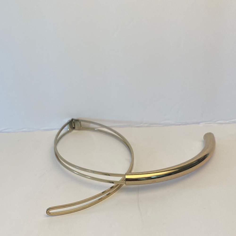 Sleek Gold Tone Omega Collar Choker Necklace - Picture 2 of 6